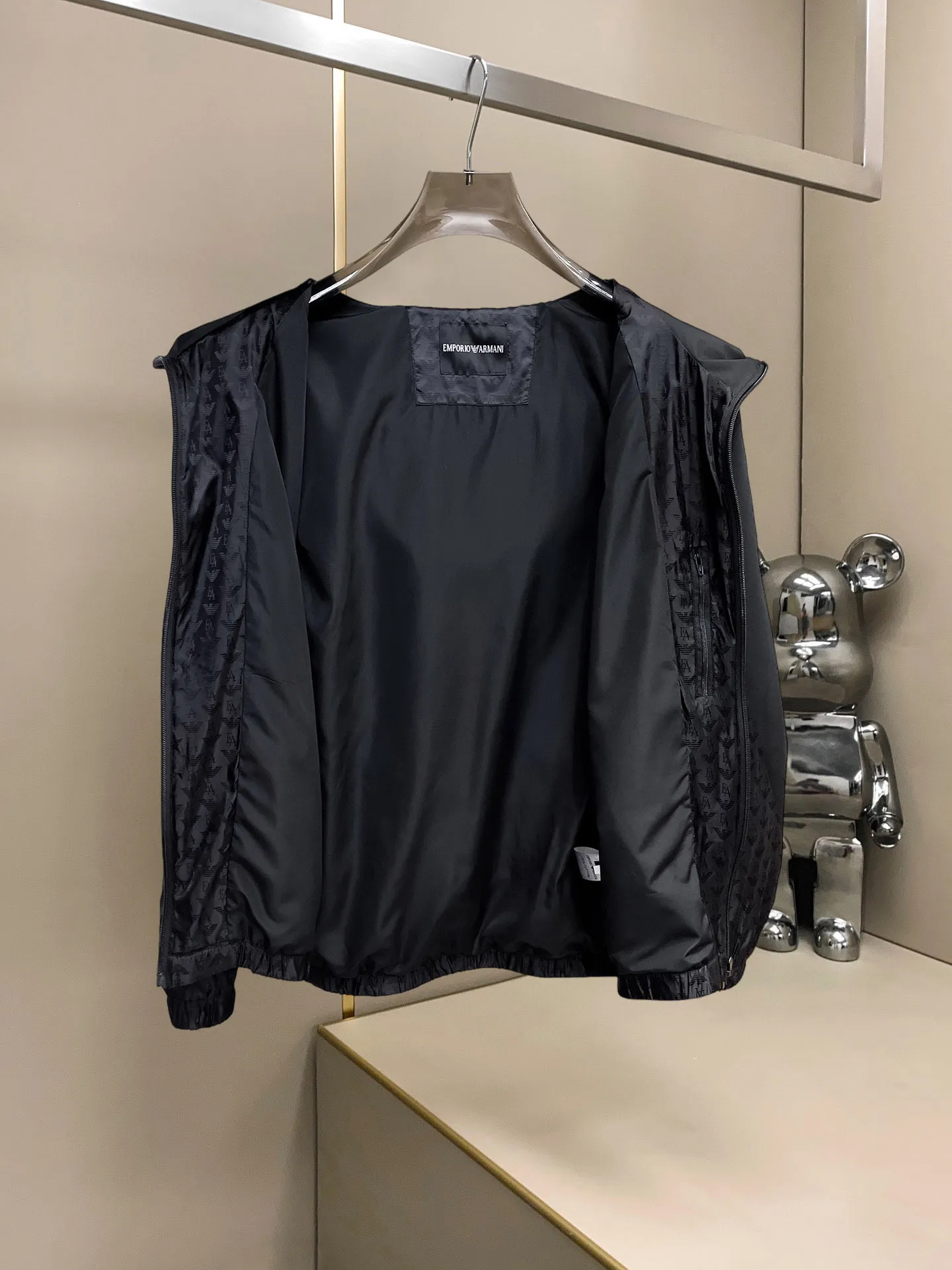 Armani official website Same Style, complete with three labels, on sale in advance. 2026 Autumn and Winter New Arrival men's jacket, Original with complete three labels, Premium version. Custom-made fabrics at the counter. Breathable, high comfort, impeccable details, brand element design concept, reflecting high quality. It feels delicate and soft, presents a casual cut, and has a great upper body shape. Sizes: M～3XL,
